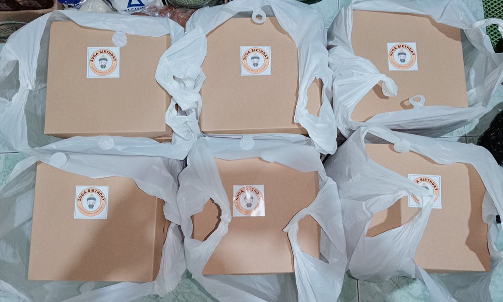 Tahun ini dalam rangka rayain ultah yoongi berbeda dengan tahun sebelumnya, kali ini dengan niat ingin membantu sesama dengan total 100 pcs box nasi telah tersalurkan di 3 kota berbeda🥺💖 

Aku sayang kamu yoon, setiap tahun insya Allah akan aku rayakan💖 
#HappyYoongiDay