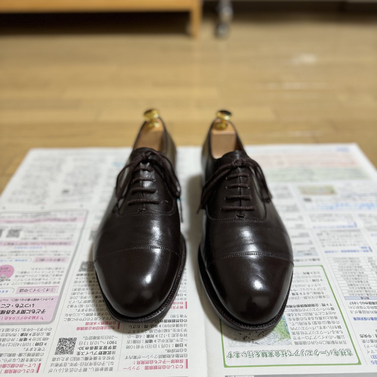 久しぶりに靴磨き。

平野靴店のストレートチップを磨きました。

#靴磨き #shoecare #平野靴店 #hiranokutsuten