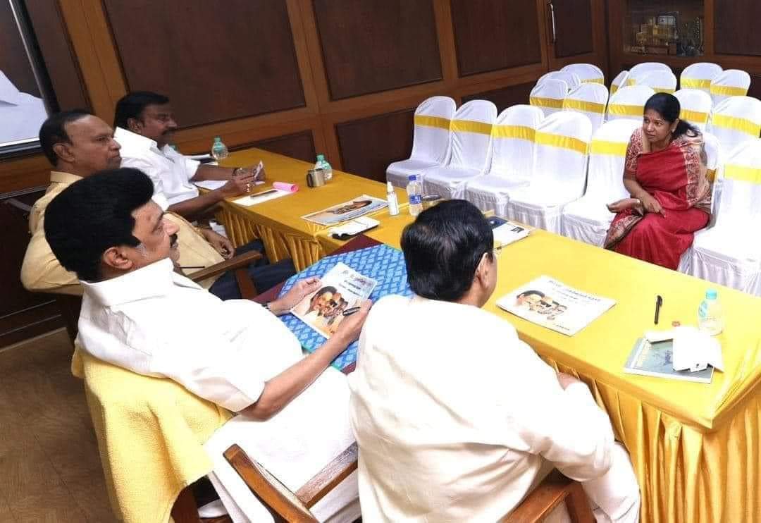 GeethaAnandan5's tweet photo. தூத்துக்குடி தொகுதியின் ஒற்றை மனுதாரர் .. பெண் சிங்கம்...
அக்கா Kanimozhi Karunanidhi  🖤♥️
@KanimozhiDMK https://t.co/HzDnR8i9EJ