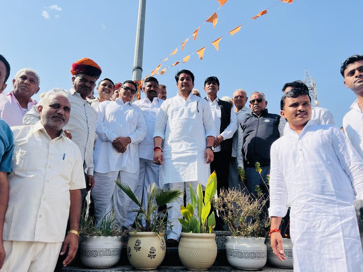 भारत की प्रथम महिला शिक्षिका और समाज सुधारिका सावित्री बाई फुले जी की पुण्यतिथि पर आज सुबह माली सैनी समाज के सामने  प्राइवेट बस स्टैंड माता सावित्री बाई फुले जी की प्रतिमा पर पुष्पांजलि अर्पित कर श्रद्धापूर्वक नमन किया।
#SavitriBaiPhule