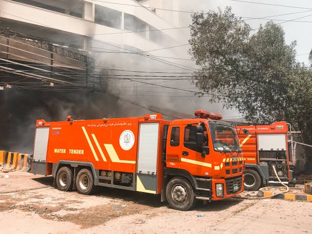 کراچی سینٹرل جیل کی رہائشی کوارٹرز میں آتشزدگی جس کے نتیجے میں پولیس اہلکار اہلیہ سمیت چھ بچے جلس گئے

#BoloKarachi #KarachiNews #021News #Bolo #Karachi #News #Hussainabad #Malir #Gulshan #Nazimabad #Gulberg #NorthKarachi #NorthNazimabad #Mandi #KarachiCowMandi #Ramzan #Islam