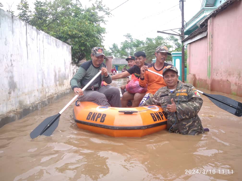 pwansorjatim's tweet photo. Ansor Banser Grati, Kabupaten Pasuruan melakukan Giat Kebencanaan dengan melakukan evakuasi, mendirikan Posko Darurat dan Dapur Umum di Lokasi Bencana Banjir 

#BanserTanggapBencana https://t.co/yVRB1mxCXn