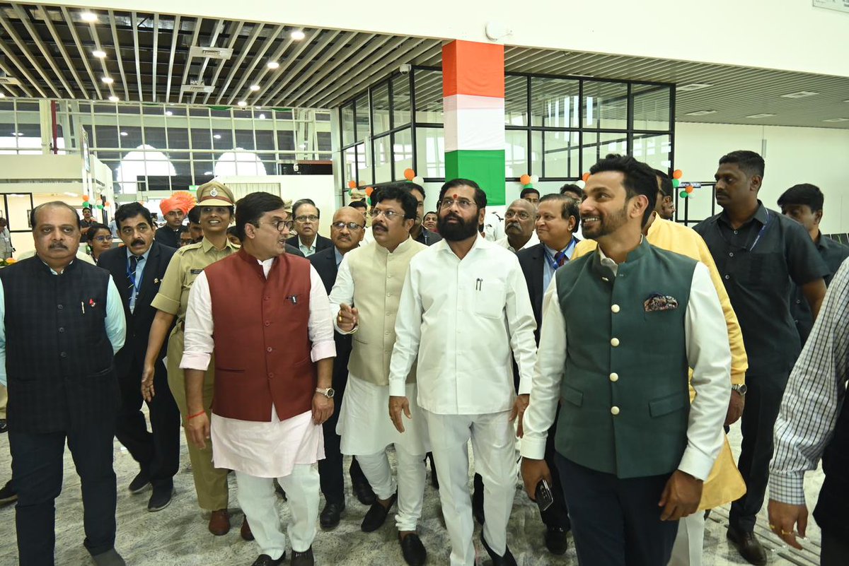 CMOMaharashtra's tweet photo. प्रधानमंत्री नरेंद्र मोदी यांच्या हस्ते आझमगड येथून #कोल्हापूर विमानतळाच्या नवीन टर्मिनल इमारतीचे आज उद्घाटन झाले. उद्घाटनानंतर मुख्यमंत्री @mieknathshinde  यांनी विमानतळ इमारत आणि परिसराची पाहणी केली. https://t.co/SoyZ9k3HRN
