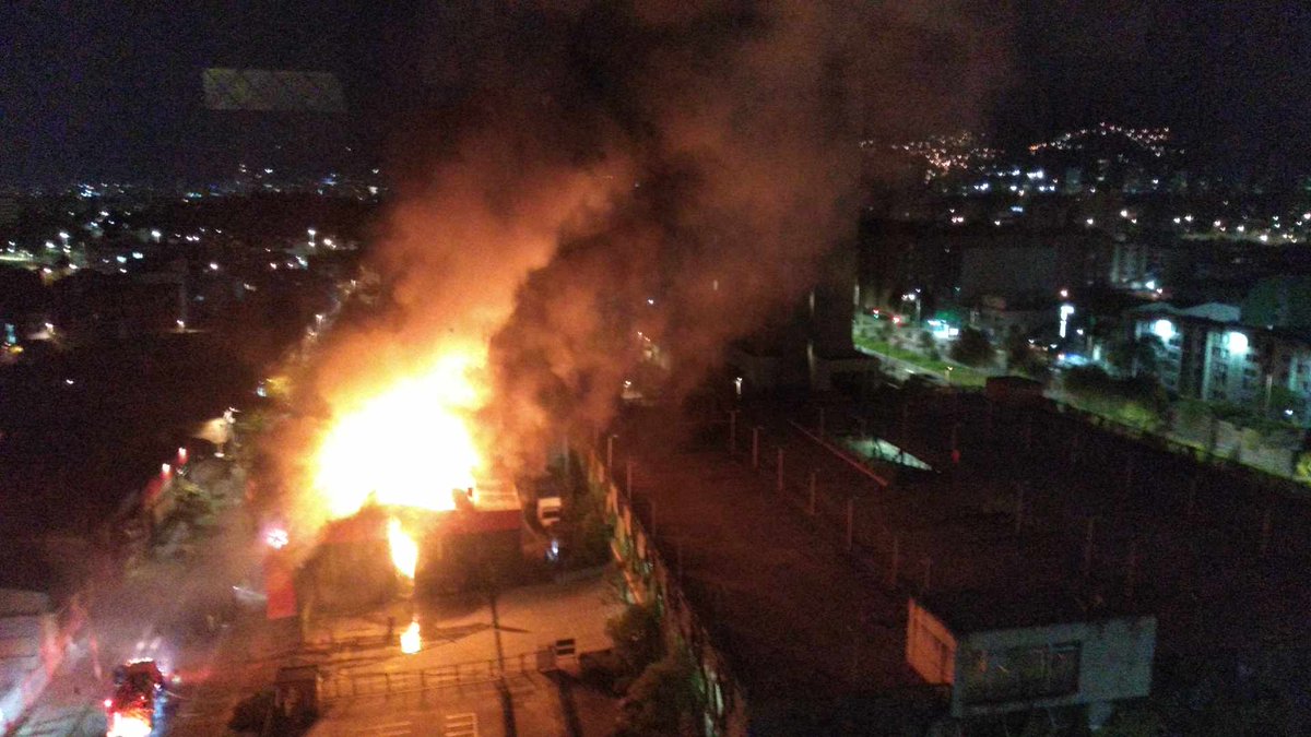 HugoIsami's tweet photo. Fuerte #Incendio al lado del parqueadero verde de @CorferiasBogota, bodega de @InterExpoCol. Tres máquinas de @BomberosBogota atienden la emergencia https://t.co/jtZ17h1nbZ