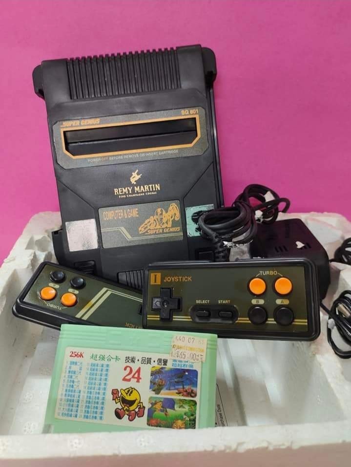 New arrival item at Unauthorizon.
*Thanks to @AlfaroOrueta

Brand: Super Genius, REMY MARTIN  
Name: unknown 
Model: SG-801
Region: Malaysia

#Famicom/#NES based console, released by 斯力嘉貿易有限公司.

uc.pory.app/record/recqVGB…

#famiclone #bootlegconsole #retrogame