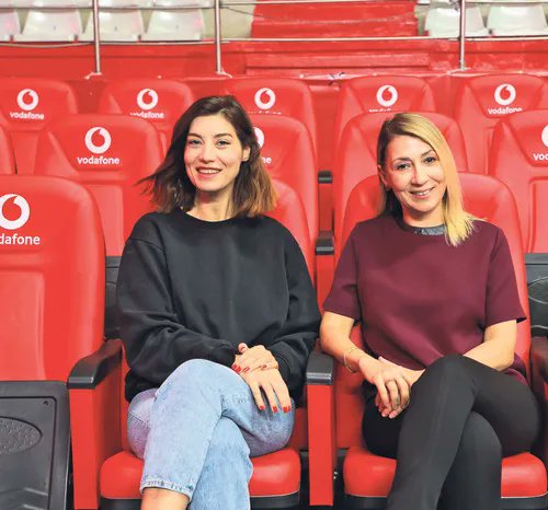 “Biz gururla onların yanlarındayız” Türkiye Kadın Voleybol Milli Takımı’nın ana sponsoru Vodafone’un Türkiye İcra Kurulu Başkan Yardımcısı Meltem Bakiler Şahin, son dönemdeki başarılarıyla dünyada bir numara olan Filenin Sultanları'yla ilgili SABAH'a konuştu. ÖZEL/ @FkarayeL…