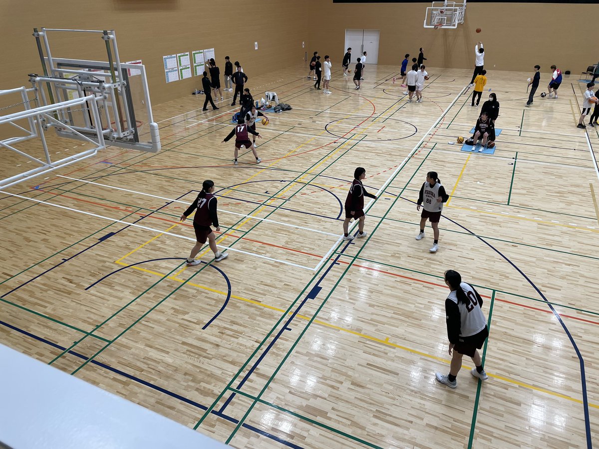 bbplayercoach's tweet photo. 遠征最終日。
福大男子対九州学院高練習試合→市主催の3x3イベント会場へ。男子HC島元さん。この遠征は島元さんのサポート無くして成立しなかった。本当に感謝です。
3x3のイベント会場には北海道出発55分前までいました笑　最後に学生達の楽しそうな姿が見れてよかった。
…え、明日仕事…？笑 https://t.co/z0p9UzMZfa