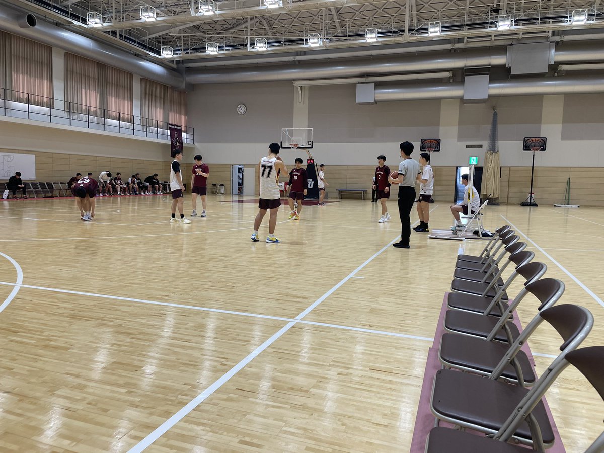bbplayercoach's tweet photo. 遠征最終日。
福大男子対九州学院高練習試合→市主催の3x3イベント会場へ。男子HC島元さん。この遠征は島元さんのサポート無くして成立しなかった。本当に感謝です。
3x3のイベント会場には北海道出発55分前までいました笑　最後に学生達の楽しそうな姿が見れてよかった。
…え、明日仕事…？笑 https://t.co/z0p9UzMZfa