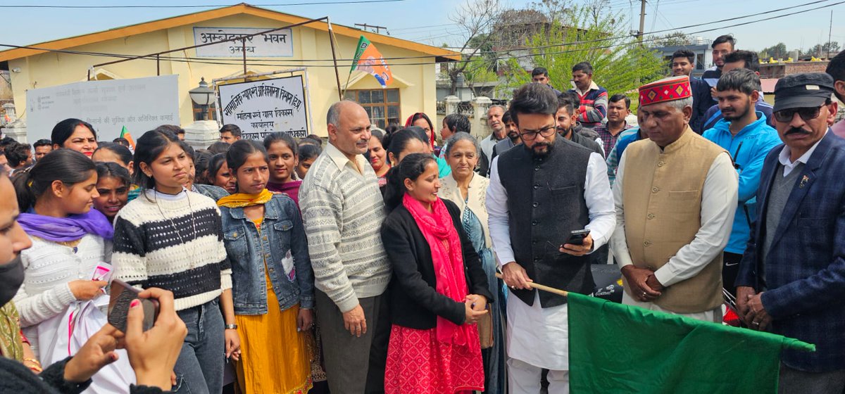 Yesterday, Shri Anurag Singh Thakur, Hon'ble Union Minister flagged off the #NariShaktiFitnessRuns program organized by Nehru Yuva Kendra Una (@UnaNYKHP), Himachal Pradesh. #MYBharat #InvestInWomen #WomenFitTohIndiaHit #NYKS