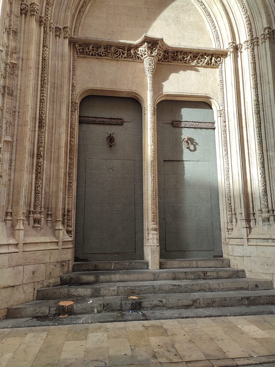 GHPatrimonioVLC's tweet photo. La Lonja de los vómitos. Así amanece hoy la puerta de nuestro Patrimonio de la Humanidad @UNESCO_es, recayente a la calle de la Lonja @AjuntamentVLC. Los incívicos y 🐖🐖de dos patas no respetan nada @culturalvlc @mjosecatala https://t.co/1UMOAuWQYW