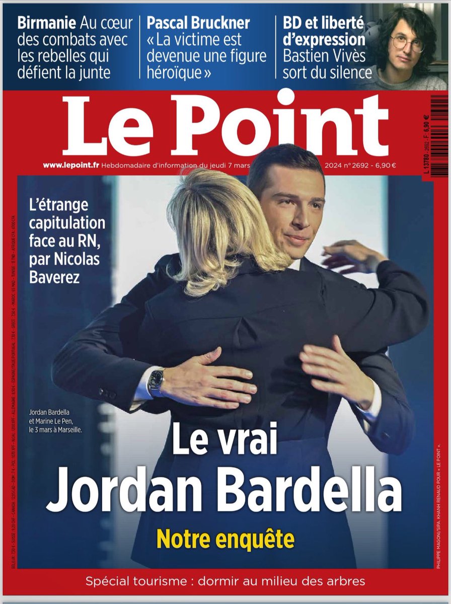 annetestuz's tweet photo. #revuepresse #hebdos #We
@LePoint
« Jordan #Bardella, questions sur un champion »
ïżŒ
Le président du #RN, favori des prochaines #européennes, déploie un aplomb à toute épreuve, espérant dissimuler ainsi de profondes fragilités.
« Son style lisse sĂ©duit particuliĂšrement les jeunes, et âses thurifĂ©raires et les conseillers communication de lâĂlysĂ©e osent la comparaisonâ avec #Chirac : coiffure plaquĂ©e, cravate un peu large de notable, mais le prĂ©sident du RN âcache ses failles derriĂšre un aplomb Ă toute Ă©preuveâ
Pour son premier conseiller, âsa figure est dĂ©sormais associĂ©e au pouvoir, le fait que le chef de lâĂtat en fasse un interlocuteur, ça a dĂ©bloquĂ© quelque choseâŠâ Ainsi que la nomination de son aĂźnĂ© @GabrielAttal, qui a levĂ© le âblocage dans lâinconscient d'un certain Ă©lectoratâ
#MLP âa propulsĂ©, crescendo, souvent contre lâavis de ses lieutenants, son protĂ©gĂ©.â Mais âle temps lui manque pour sâĂ©paissir, et espĂ©rer remplir cet ample nouveau costume de PMâ.Â
Pour @vpecresse : "Attention, il est agrĂ©able, il est trĂšs poli. Mais on ne peut pas dire quâil soit Ă©tourdissantâŠâ, dâautant quâil sĂšche les assemblĂ©e de la rĂ©gion et les sĂ©ances du PEđȘđș, comme un Ă©tudiant : câest âBardĂ©-pas-lĂ â. đ€Ł
âArrachĂ© Ă ses Ă©tudes de gĂ©ographie Ă 23 ans, avant dâavoir dĂ©crochĂ© sa licence, il est suspectĂ© de ne pas toujours maĂźtriser lâamont et lâaval de ses punchlines si bien ciselĂ©esâ, et compense par un âarchicontrĂŽleâ, une âsurprĂ©parationâ qui Ă©puise ses Ă©quipes. âLe faux pli pour lui est un faux pasâ selon un cadre RN, et il serait impossible, en interne, de le critiquer.
Une âimage lisseâ qui devient un atout : âelle lui permet dâĂȘtre une parfaite « surface de projection », comme disent les sondeursâ, et il cartonne chez les cadres supĂ©rieurs, les LR et les zemmouriens, lĂ oĂč se jouera le 2nd tour. Alors quââidĂ©ologiquement le « bardellisme » nâexiste pasâ⊠Â
Le jeune premier est une Ăąme sensible : âtrĂšs touchĂ© par les attaques personnelles. Câest la jeunesseâŠÂ
@LePoint est formel : il ne trahira pas MLP en se prĂ©sentant Ă la prĂ©sidentielle. Leurs relations âsont faites dâun mĂ©lange complexe dâaffection et dâintĂ©rĂȘt politique bien comprisâ, oĂč Bardella recule Ă chaque fois quâil fait âentendre une sensibilitĂ© diffĂ©renteâ, comme sur âla naĂŻvetĂ©â du RN vis-Ă -vis de #Poutine, vite transformĂ©e en ânaĂŻvetĂ© de lâOccidentâ, ou ses critiques contre les prix planchers agricoles, promesse de campagne de MLP. Ce serait un suicide, qui âle privera it instantanĂ©ment du cĆur Ă©lectoral du RN et dâune majeure partie de ses cadres, sans lesquels il serait condamnĂ© Ă la marginalitĂ© politique.â
Une notoriĂ©tĂ© qui se fait aux frais de lâEurope : âil nâaligne quâune vingtaine dâamendements en 5 ans, nâa choisi de siĂ©ger que dans une seule commissionâ, mais touche "un salaire de 7300 euros plus 4950 euros de frais sans justificatifâ.Â
De quoi passer son temps sur #Tiktok, oĂč âson audience est exceptionnelle avec 1M dâabonnĂ©s. Et ça paie : âil recueillerait 22 % des suffrages chez les 18-25 ans et 31 % chez les 25-34 ans.Â
Par comparaison, LFI et EELV ne dĂ©passent pas les 18 %.â Sans jeunisme : âIls voient en #Bardella la synthĂšse parfaite entre la capacitĂ© Ă parler pour et Ă la jeunesse, et lâincarnation dâun personnage politique dont ils attendent autoritĂ© et sang-froidâ