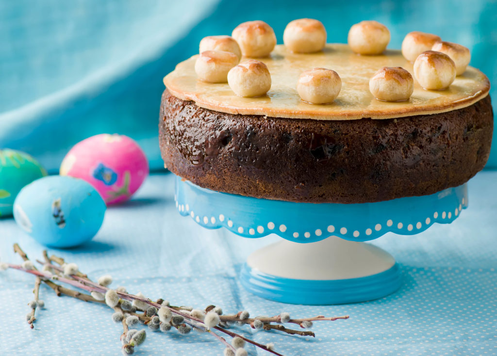 If you're in baking mood this weekend, try using #Delamere Dairy’s goats’ butter in this Simnel Cake as a delicious alternative to cow's butter. Get the recipe: coombecastle.com/recipe/simnel-…