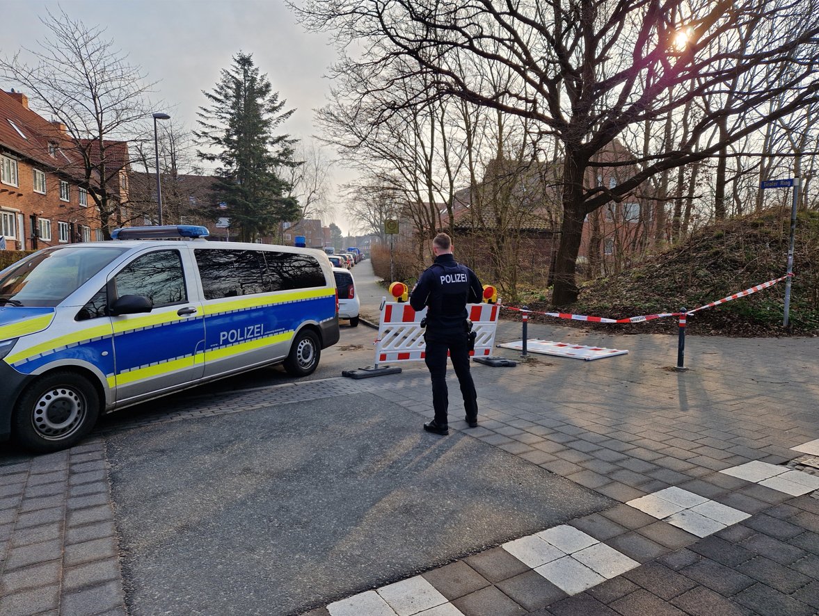 SH_Polizei's tweet photo. Die #B76 ist ab jetzt in beide Richtungen gesperrt. #Kiel #Bombenentschärfung https://t.co/Gfa1oVKnmU