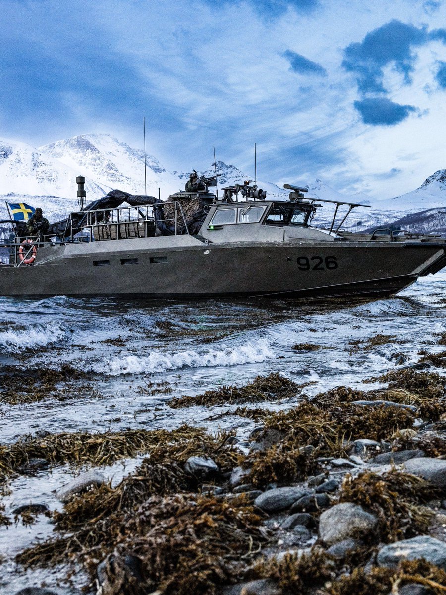 NATO Allies 🇫🇮 🇸🇪 exercise in northern Norway Swedish and Finnish marines launch amphibious operations from a 🇺🇸 U.S. Navy warship in the 🇳🇴 Norwegian Arctic as the train alongside other NATO Allies #SteadfastDefender24
