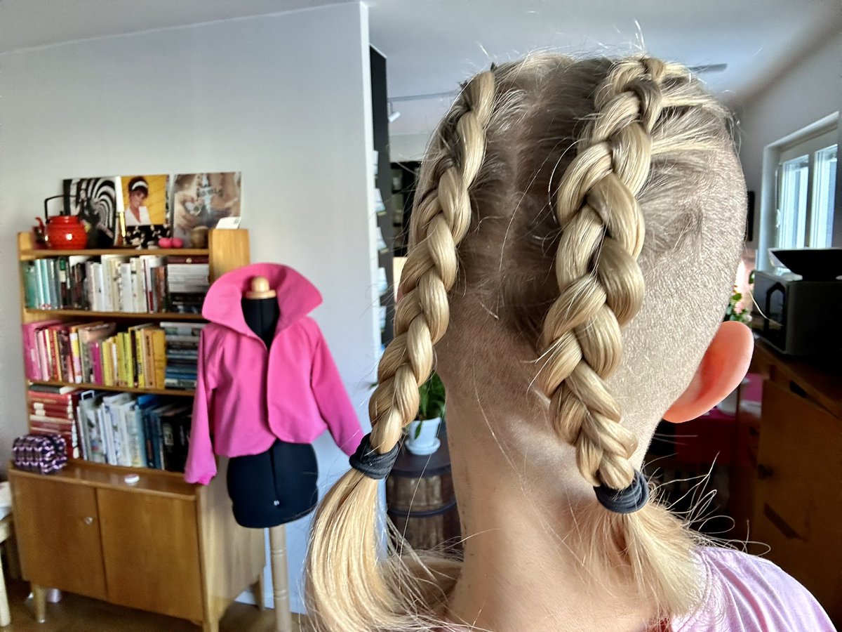 soderhanna's tweet image. Håret är flätat. Tävlingsdräkten ska snart på.