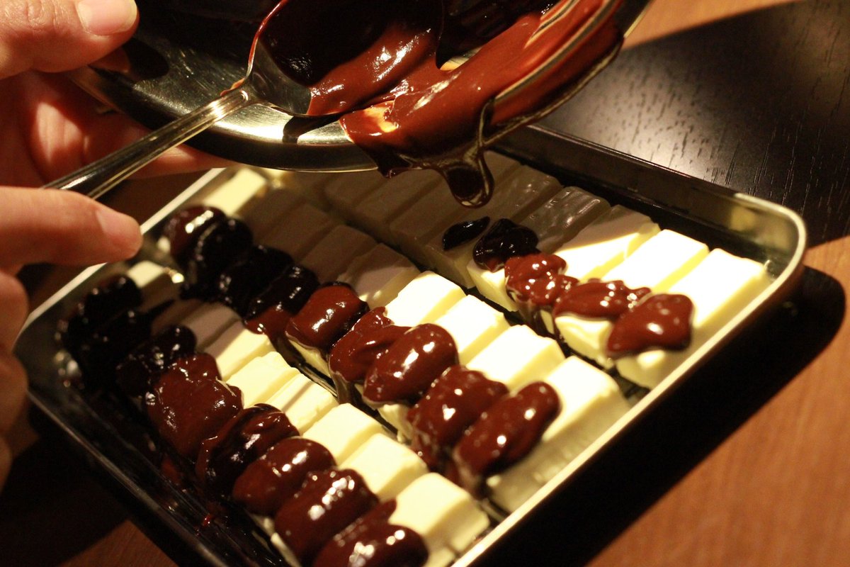 parkbar_'s tweet photo. 溶かしたチョコレートにブルーベリーリキュール
クリームチーズにコーティング
ジャムを乗せて出来上がり
ブルーベリーとクリームチーズの自家製生チョコです
是非おすすめさせて下さい https://t.co/FmKarsZzZg