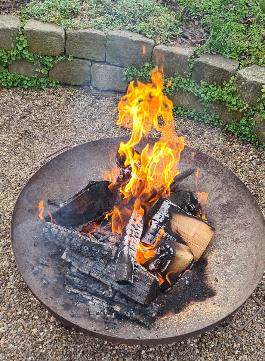 Heute wird draußen gekocht! 
Galloway aus dem dutch als one pot Gericht.
#dutchoven #Feuer #bennekocht