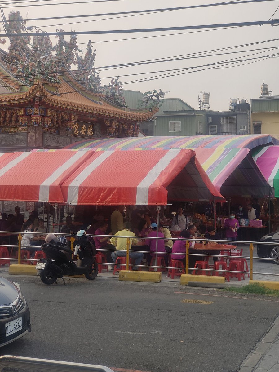 明天是土地公生日，大家有空可以去土地公廟參拜一下喔！😁