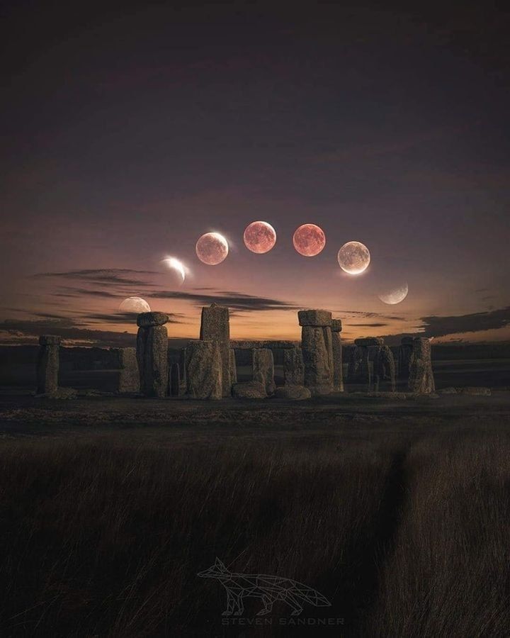 Blood moon eclipse over Stonehenge in Wiltshire, UK - approximately 35 images were needed to create 🍂💫✨ 📸 Steven Sanders
