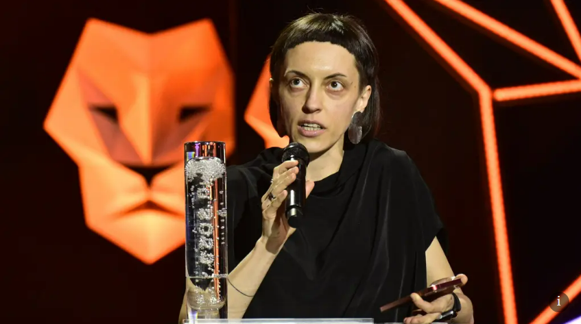 Daria Kashcheeva se narodila v Tadžikistánu, žila v Rusku, ale eventuelně se z důvodů politické situace a tvůrčí krize přesunula do Česka. 🇨🇿

Tady začala dělat evidentně úžasný filmy, protože už její bakalářský film Dcera dostal doslova nominaci na Oskara (s mnoho jiných ocenění