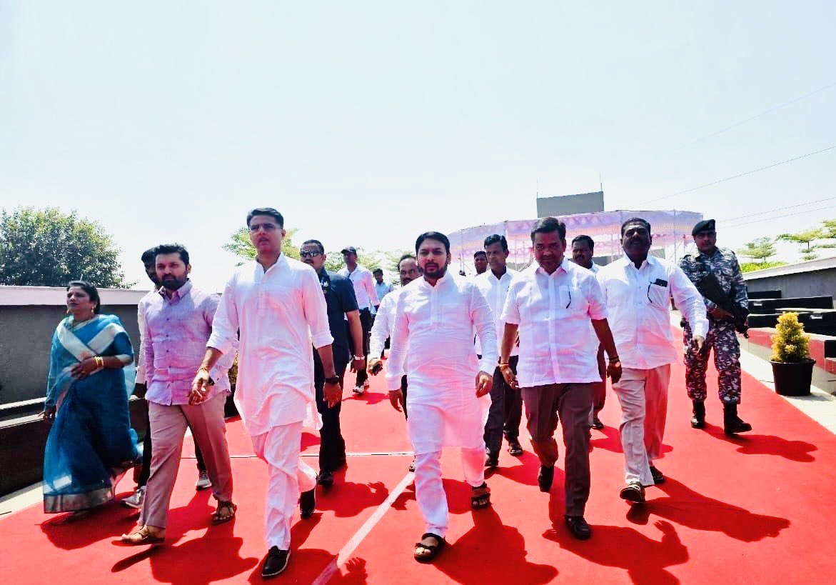 महाराष्ट्र दौरे पर आज स्व. डॉ. पतंगराव कदम जी के स्मारक पर श्रद्धासुमन अर्पित किए।

📍वांगी, जिला सांगली, महाराष्ट्र
<a href="/vishwajeetkadam/">Dr. Vishwajeet Kadam</a>