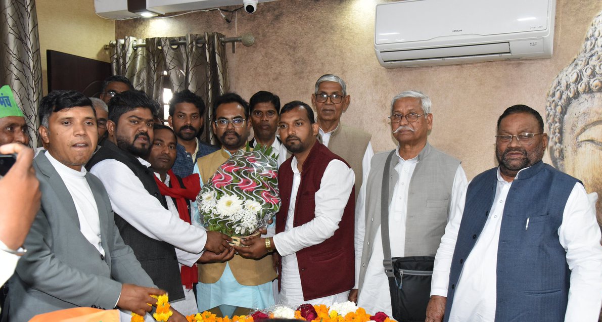 BahujanNVoice's tweet image. #उत्तरप्रदेश
तिंदवारी के पूर्व विधायक ब्रिजेश कुमार प्रजापति बनाये गए RSSP के युवा मोर्चा राष्ट्रीय अध्यक्ष, स्वामी प्रसाद मौर्य ने कराई नियुक्ति 

#SwamiPrasadMaurya #RSSP 
@SwamiPMaurya @officialrssp @brajeshkmpraja #NewsUpdate