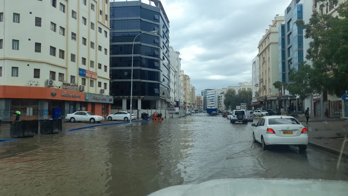 aziz_salim73's tweet photo. لله الحمد والشكر ولاية بوشر اخذت نصيبها من الحكومة بالخدمات المتوفرة لكونها في قلب سلطنة عمان
إلا اننا نذكر المعنيين ونتابع  @muscatgov
و
@M_Municipality
بالتحرك لمعالجة تصريف المياه بالغبرة الشمالية لكونها متأثرة مباشرةبالأمطار
نعرف تضاريس المنطقة،ولكن ضرر الأهالي والمساكن اكبر https://t.co/3bJrWHdwV5