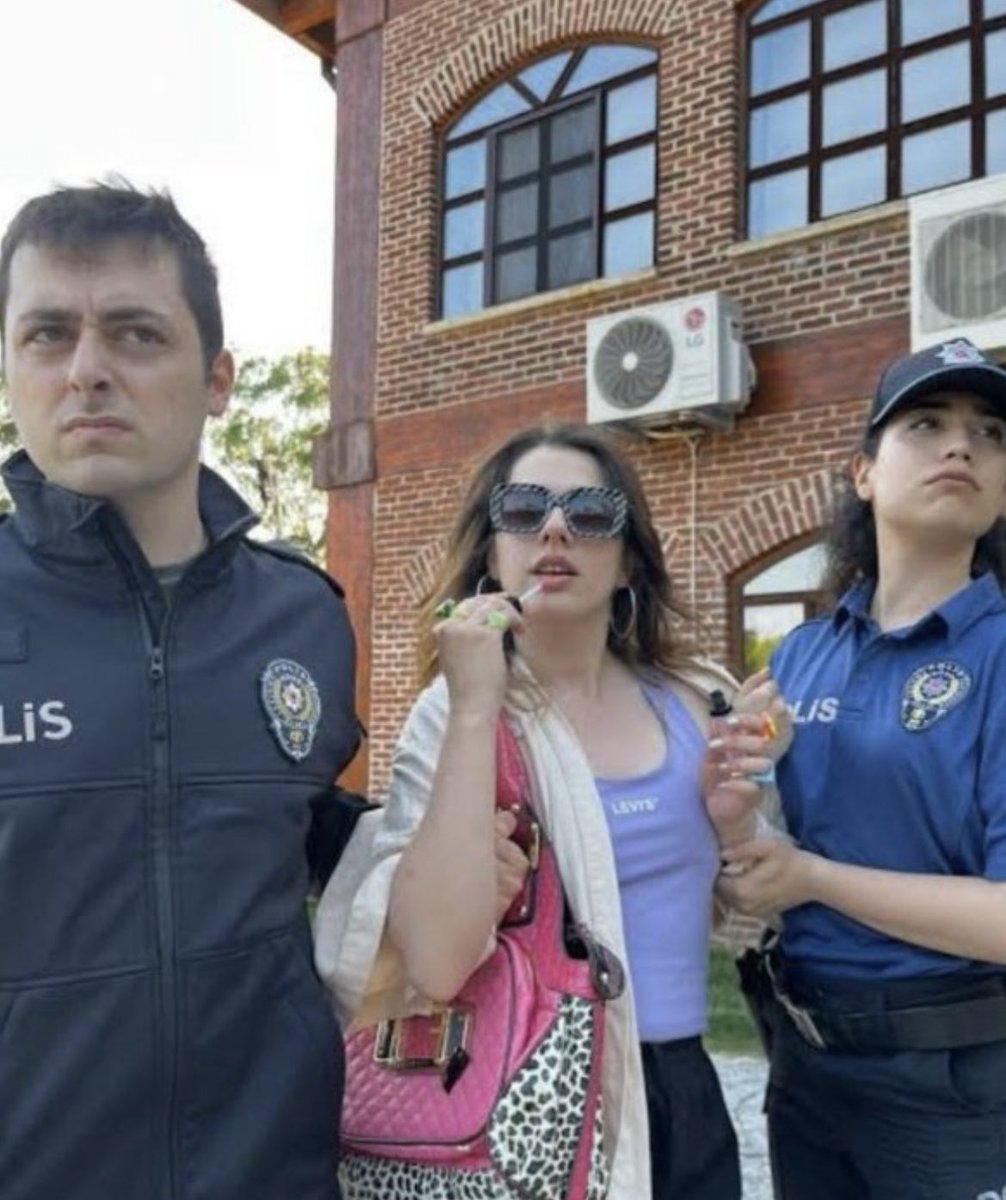 kuzeninin evine bomboş gelip bavulla çıkmak suç olsaydı ben💅🏻