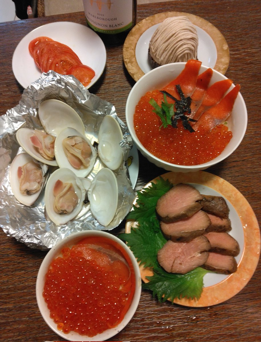 お家ごはん

イクラ＆スモークサーモン丼🐟🍚
焼き蛤🐚
ローストポーク🐽🔥
冷しトマト🍅
モンブラン🌰🍰

ふるさと納税で頂いたイクラをスモークサーモンと一緒に🍚
ローストポークはしっかり味付けて✨
頂き物の蛤はワインを振って🐚🍷
食後とデザートはモンブラン🌰🍰

贅沢な夕食ご馳走様でした💕