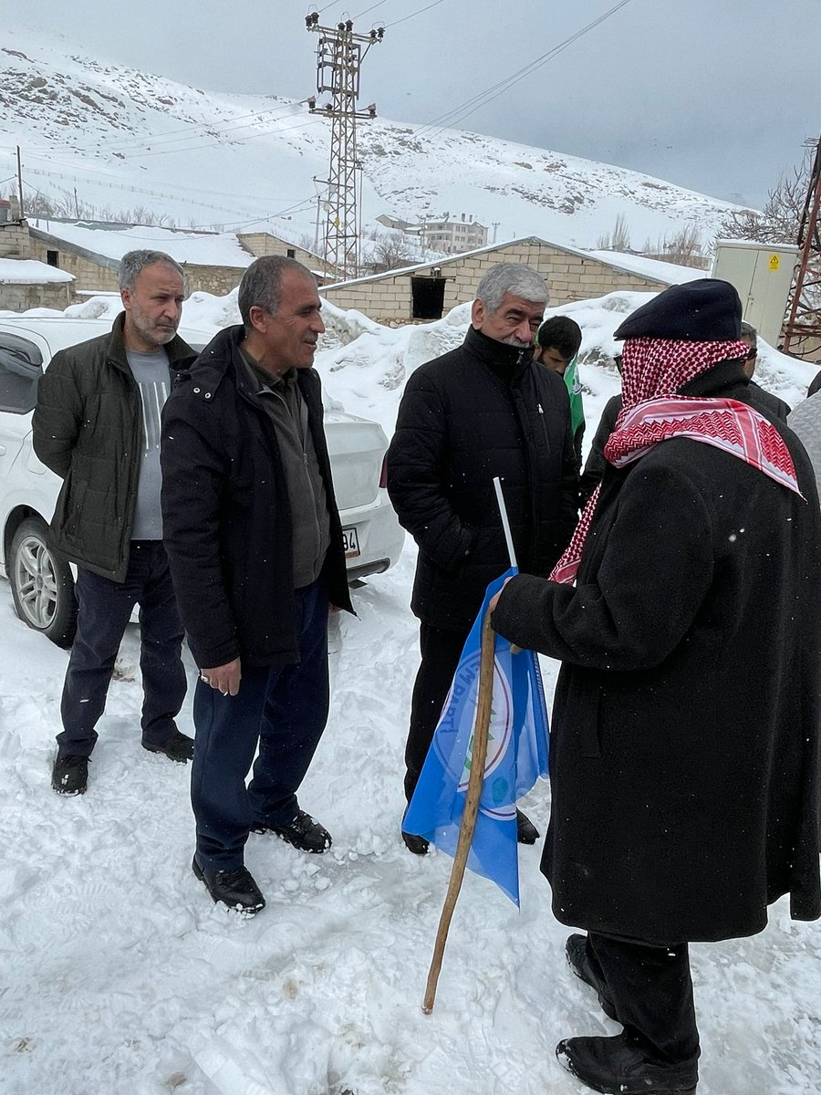 DEMipekyolu's tweet photo. Îro em bi hevserokê me yê bajêr @VDilekci hevseroka navçeya @dbp_reyaarmuse @DemirladyDLN hevşaredarê me yê bajarê mezin @AbdullahZeydan û hevşaredara me @cnnuzunay bûn mêvanê Fariqê, Em bi coş û elqeya gundê Fariqê pir keyfxweş bûn û bi enerjiya wan em ê bi ser bikevin
#DEMP https://t.co/zH7f7rgxoX