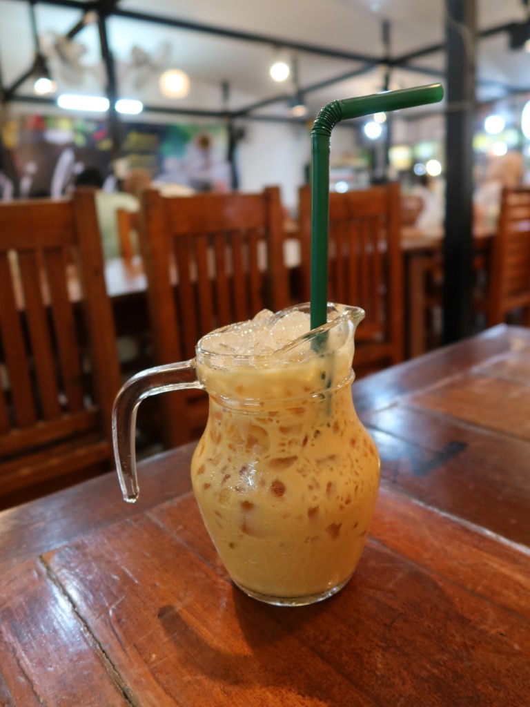 Lena21028682's tweet image. リペ島で飲んだ 「Thai tea」🥤

なんだかよく知らずに名前に惹かれてオーダー😃

タイ式ミルクティーのことだった🌟

甘いけど甘すぎるってほどじゃなくて👍

ホット、アイス、フラッペ が選べた
50, 60, 80 Baht

写真はアイスタイティー

#Thailand #Lipe #travel #旅行好き