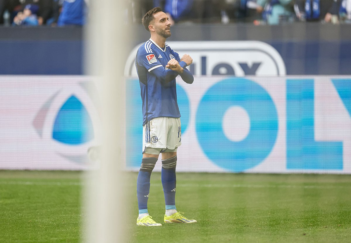 s04's tweet photo. ⚒️⚒️⚒️⚒️

0⃣4⃣ Tore in den vergangenen 0⃣4⃣ Heimspielen für @karamank26 ⚽️⚽️⚽️⚽️ #S04 https://t.co/gwbvjTnWac