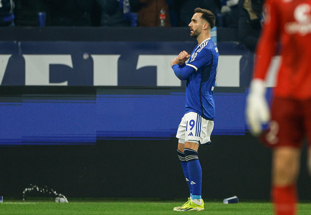 s04's tweet photo. ⚒️⚒️⚒️⚒️

0⃣4⃣ Tore in den vergangenen 0⃣4⃣ Heimspielen für @karamank26 ⚽️⚽️⚽️⚽️ #S04 https://t.co/gwbvjTnWac