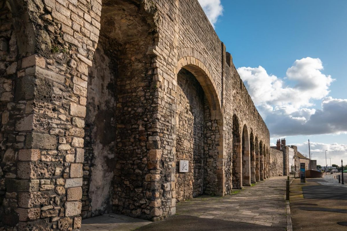 Southampton is home to significant remnants of medieval history! 📜✨ For those seeking adventure, a 3.9-kilometer loop trail offers an immersive journey where you can walk the walls and see further monuments and listed buildings along the way: buff.ly/436SOqS