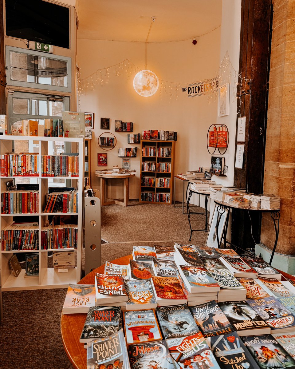 Do you know what’s a really cool thing to go do? Support your favourite indie bookshops ✨