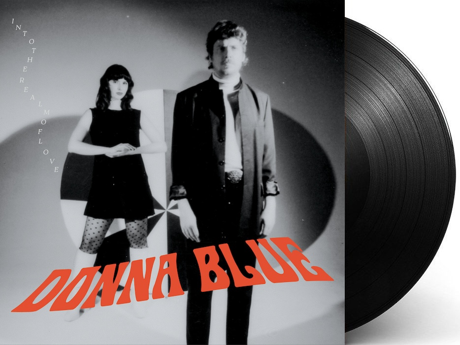 Recensie op de krenten uit de pop: dekrentenuitdepop.blogspot.com/2024/03/donna-… Het Nederlandse duo Donna Blue heeft met Into The Realm Of Love een betoverend mooi album gemaakt, dat je meeneemt op een fascinerende roadtrip door vervlogen tijden en langs nostalgische klanken.