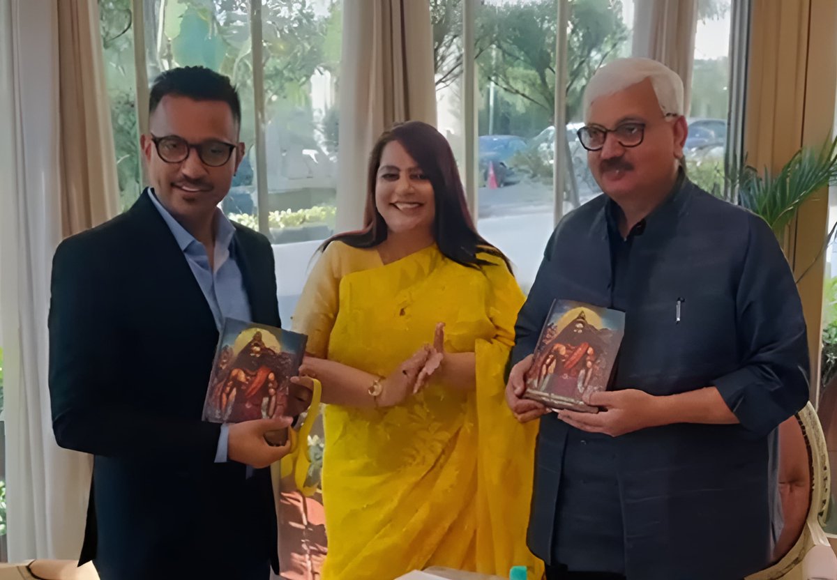 Hemant Sharma @hemantsharma360 and his wife Veena ji joined us in the presence of friends and family to unveil the book 'Duryodhana: Revisiting the Legacy' authored by my wife Sandipa.