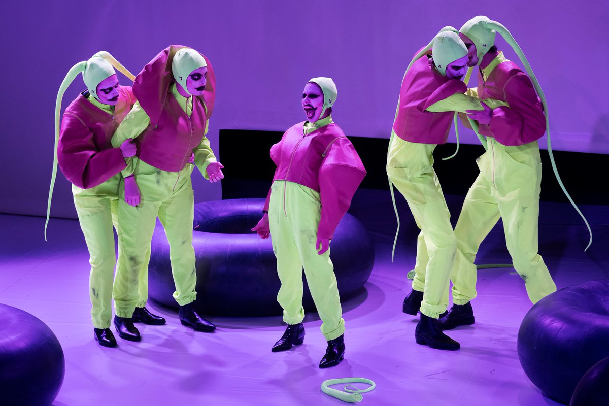 blnensemble's tweet photo. zum Abschluss der Woche im Neuen Haus, das die letzten Tage ganz im Zeichen der Schauspielstudierenden der HfS Ernst Busch stand, könnt ihr dort heute Abend nochmal den Abschlussjahrgang in "Clockwork Orange" erleben. #BEclockwork https://t.co/dP4NimRtDW