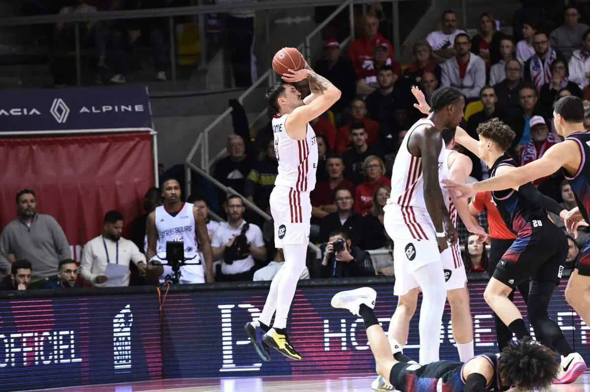 Be_BasketFr's tweet photo. 🎯 Paul Lacombe, shooteur en gestation ? 

📈 Toujours autour des 30% en carrière, le Strasbourgeois vient de boucler 10 de ses 11 derniers matchs à 50%, ou plus

🇫🇮 Le résultat d'un travail entrepris avec l'assistant-coach, Mikko Larkas.

💬 Il explique : https://t.co/brjW8POXsu https://t.co/Poqiim4smO
