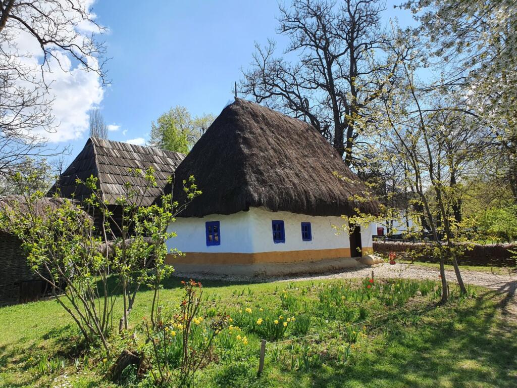 The Dimitrie Gusti National Village Museum in Bucharest is an open-air ethnographic museum that showcases traditional Romanian village life.  It's rather interesting and lots to see. rjontour.com/dimitrie-gusti… #romania #traveltips #bucharest