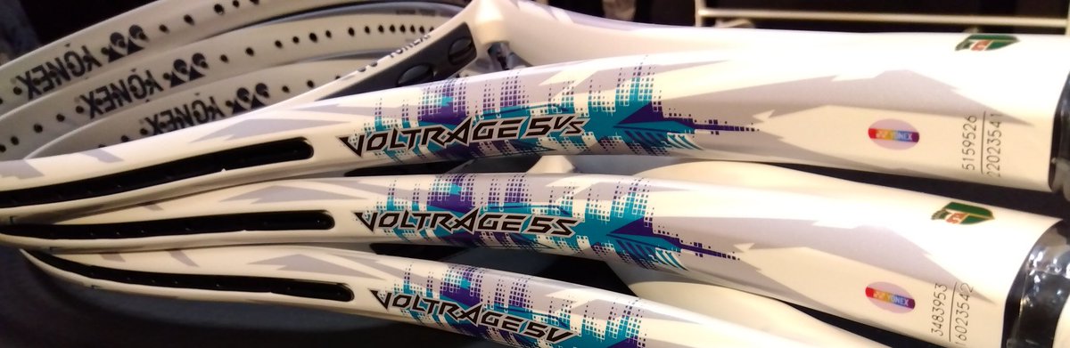 ts_rally's tweet photo. テニスショップラリーに
🎾ボルトレイジ5シリーズ🎾
新色グレイッシュホワイトが入荷🥳🥳

白色にカッコいい水色のデザインが最高にCOOL✨
色は春のウェアと合わせやすい一本です👍

同時にヨネックス春のラケット祭りも開催しておりますので、是非店舗へご来店ください😊
お待ちしております❗ https://t.co/6QqnsPgqKl