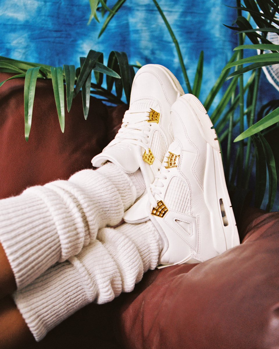 To highlight the Wmns Air Jordan 4 Retro “White Gold,' we caught up with Stockholm-born hairstylist Sainabou Chune, who is well on her way towards changing the beauty industry for the better. SIGN UP for the Air Jordan 4 'White Gold’: bit.ly/3W0enol