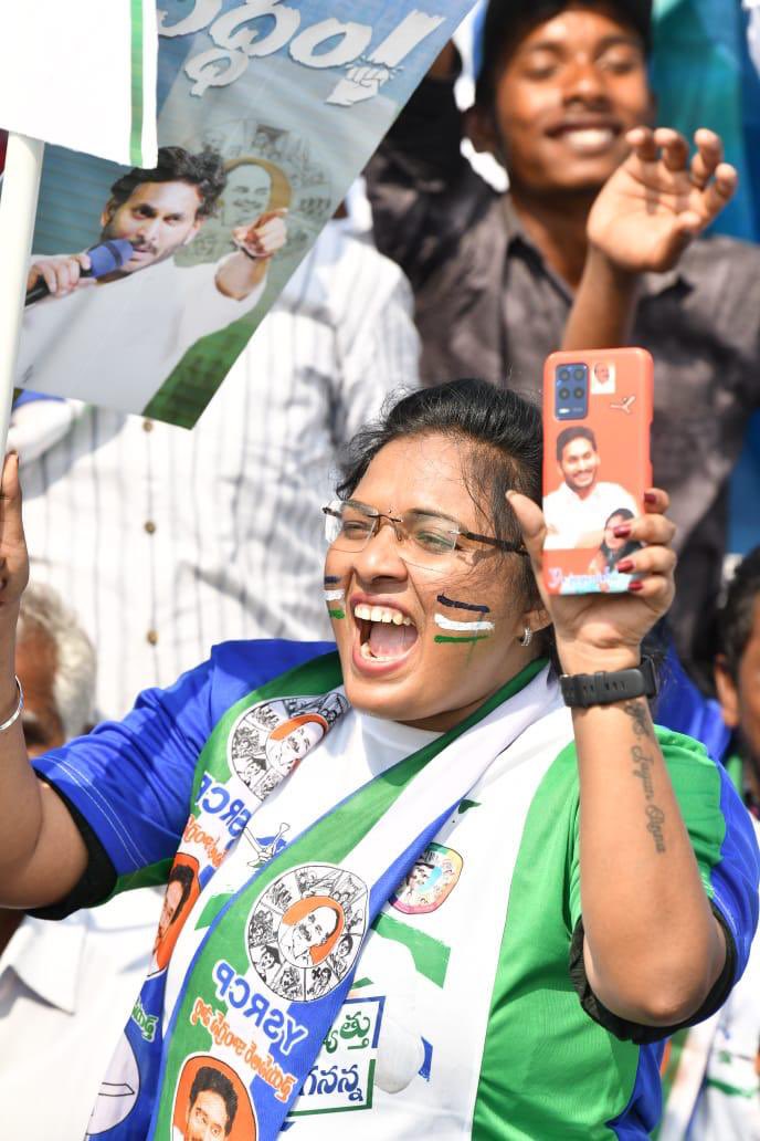 YSRCParty's tweet photo. జనసముద్రాన్ని తలపిస్తున్న అద్దంకి సిద్ధం సభా ప్రాంగణం..

#Siddham
#WhyNot175
#YSJaganAgain
#AndhraPradesh https://t.co/ePFc0CFUWJ
