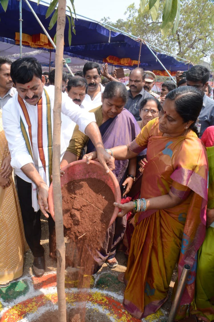 LAKSHA VRIKSHARCHANA: Mega Plantation Drive Launched by Hon’ble Ministers @KMuraliSurekha @mpponguleti @seethakkaMLA at Warangal City This year,One Lakh Trees will be Planted exclusively alongside City Roads This is beneficial to the city's ecosystem & to increase the tree cover