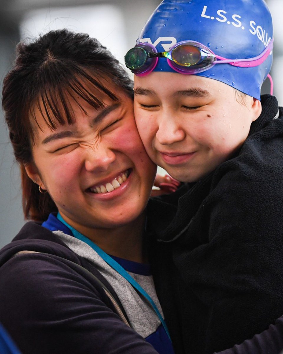 Celebrating #MothersDay on poolside 💙 A happy mother's day to all the mums out there from everyone at Swim England 💐 #mothersday2024 | 📸 @WHLJohnston