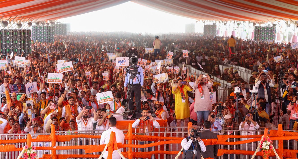 प्रधानमंत्री श्री <a href="/narendramodi/">Narendra Modi</a> ने 'विकसित भारत-विकसित उत्तर प्रदेश' के निर्माण के लिए जनपद आजमगढ़ से हजारों करोड़ रुपयों की लागत की विभिन्न लोक-कल्याणकारी परियोजनाओं का उद्घाटन, लोकार्पण और शिलान्यास किया।

#BJP4IND #BJP4UP