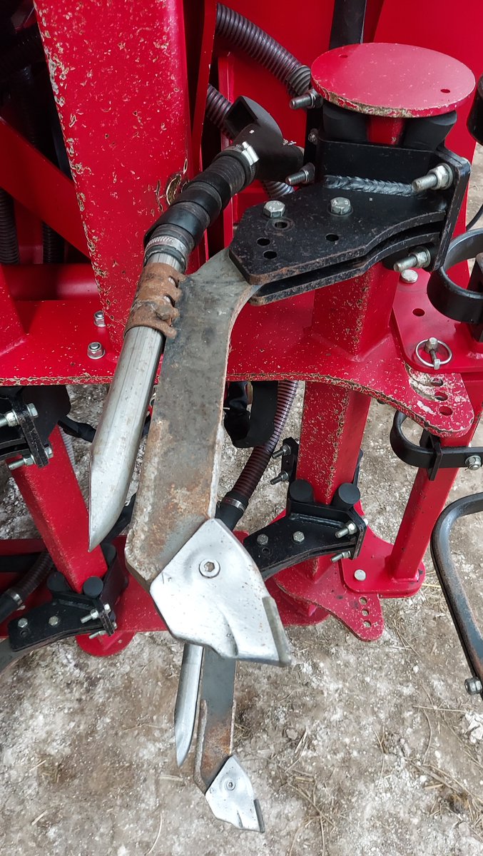 BourgaultVos's tweet photo. We visited one of our many users of the @Weaving_Mach Sabre Tine #replaceabletiptine This drill is North of Salisbury working on soils with lots of chalk and flint. Used in some direct drilling, 450+ acres. Holding out nicely, customer pleased ππͺ
From @BTTUK_Tillage π https://t.co/n3PlxRwgMj