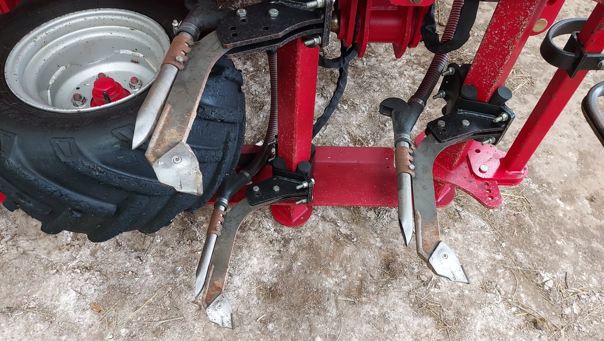 BourgaultVos's tweet photo. We visited one of our many users of the @Weaving_Mach Sabre Tine #replaceabletiptine This drill is North of Salisbury working on soils with lots of chalk and flint. Used in some direct drilling, 450+ acres. Holding out nicely, customer pleased ππͺ
From @BTTUK_Tillage π https://t.co/n3PlxRwgMj