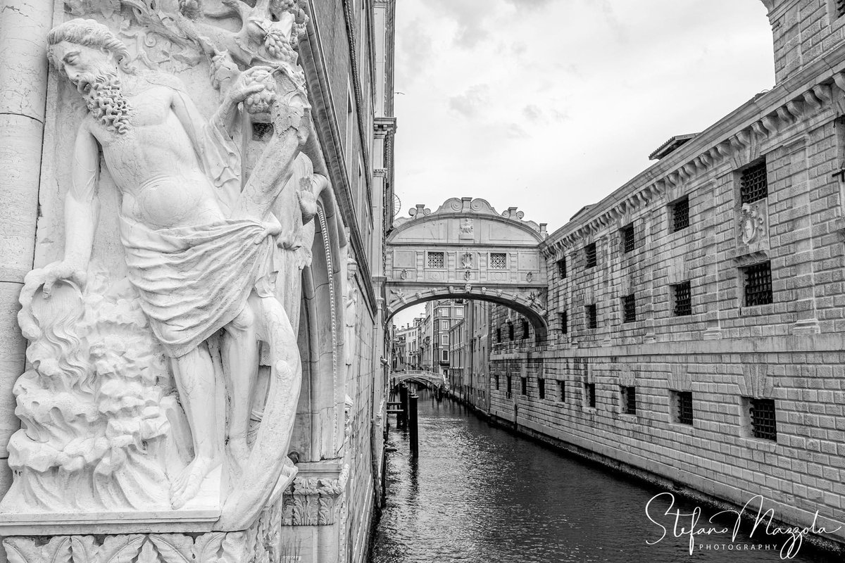 Venice in black and white #venicephotography #veniceitaly #venice #photographer #photowalk #photooftheday #tour #tourism #blackandwhite #blackandwhitephotography