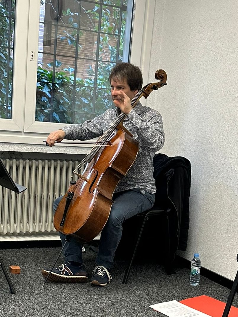 ForumMusikae's tweet photo. ¡Qué maravilloso domingo en Forum Musikae! Sumergidos en las Masterclass impartidas por el excepcional trompetista y pedagogo Rainer Auerbach, junto al genial violoncellista y maestro Jan Ickert. ¡Una experiencia inigualable! No podríamos pedir más. https://t.co/Gv1a6OLrxc